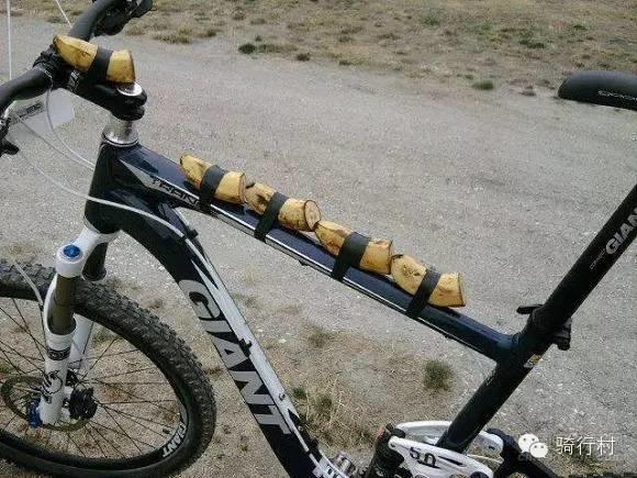 骑车还带这么多香蕉，妹子你到底想干啥？